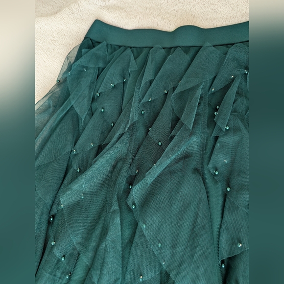 Elegant Emerald Tulle Skirt with Beaded Details - Picture 2 of 4